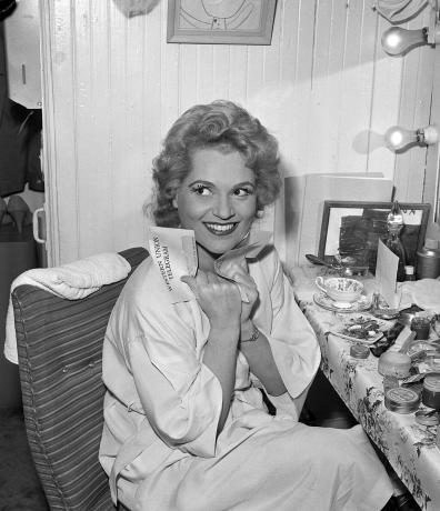 Holliday in her dressing room, Los Angeles Civic Light Opera, 1959